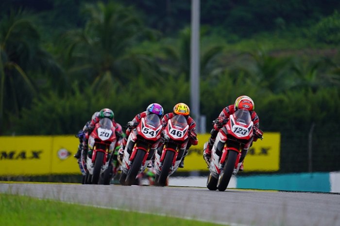 Rheza Danica Ahrens (123), Herjun Atna Firdaus (46), dan Veda Ega Pratama (54) saat memimpin jalannya race pertama ARRC yang berlangsung di Sepang International Circuit, Malaysia, Sabtu (13/5/2023). (Foto: AHM)
