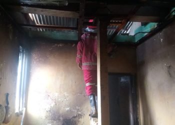Petugas pemadam kebakaran melakukan proses pemadaman api yang melahap dapur rumah warga di Kota Jambi, Senin pagi (15/5/2023). (Dok. realitajambi)
