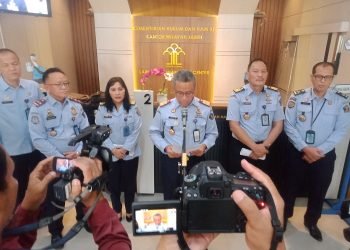 Kepala Kanwil Kemenkumham Jambi, Thalib, saat memberikan keterangan terkait oknum pejabat Kantor Imigrasi Kelas II TPI Kualatungkal yang terlibat kasus Narkoba, kepada awak media di Kantor Wilayah Kemenkumham Jambi, Senin (15/5/2023). (Foto. realitajambi)