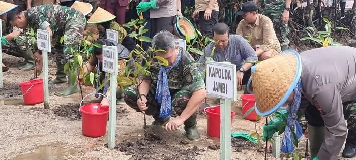 Kegiatan penanaman pohon mangrove nasional yang dilaksanakan di pesisir pantai Kabupaten Tanjungjabung Timur, Provinsi Jambi, Senin sore (15/5/2023). (Foto: Penrem 042/Gapu)