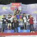 Adit Coco, joki drag race Kodijah Speed saat menerima tropi dari atas podium satu kelas Bracket Time 9. (Foto Sinsen)