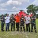 Pangdam II/Sriwijaya berfoto bersama saat melakukan pemantauan udara wilayah rawan Karhutla di Tanjab Timur, Jambi, Rabu (17/5/2023). (Foto: Penrem 042/Gapu)