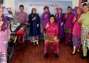 Karyawan dealer Honda di Kota Jambi kenakan baju adat dalam rangka HUT Kota Jambi 2023. (Foto: Sinsen/Ajeng)