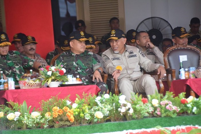 Kasad Jenderal TNI, Dr. Dudung Abdurachman mendampingi Panglima TNI Laksamana TNI Yudo Margono pada upacara pembukaan Latsitardanus XLIII Tahun 2023 yang dilaksanakan di Kota Padang, Jumat (19/5/2023). (Dok. Dispenad)