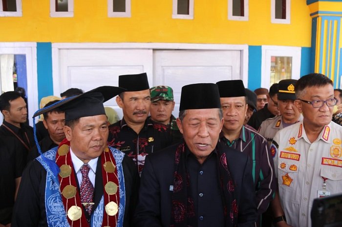 Wagub Abdullah Sani saat diwawancarai usai menghadiri wisuda sarjana administrasi negara ke XVII di Kampus II STIA Nusantara Sakti Sungai Penuh-Kerinci, Sabtu (20/05/2023). (Foto Diskominfo/Agus. S)