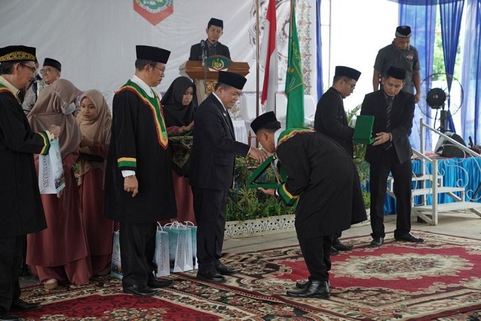 Gubernur Al Haris saat menghadiri Wisuda Santri Akhir Pondok Pesantren Karya Pembangunan Al-Hidayah Jambi, bertempat di Lapangan Santri Putra PKP Al-Hidayah Jambi, Sabtu (20/05/2023). (Foto: Diskominfo/Hori)