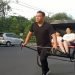 Anggota Brimob Tarik Becak China di Jalanan Kota Jambi, Mirip Adegan Film Kungfu. (Foto: iNews/Azhari Sultan)