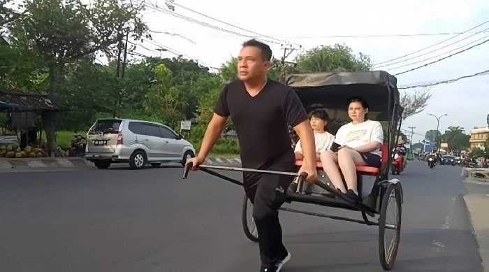 Anggota Brimob Tarik Becak China di Jalanan Kota Jambi, Mirip Adegan Film Kungfu. (Foto: iNews/Azhari Sultan)