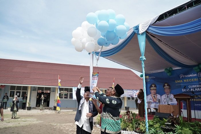 Pelepasan balon ke udara oleh Wagub Jambi, tanda gedung baru SMA 12 Kota Jambi sudah resmi beroperasi, Senin (22/5/2023). (Foto: Diskominfo Provinsi Jambi/Harun)