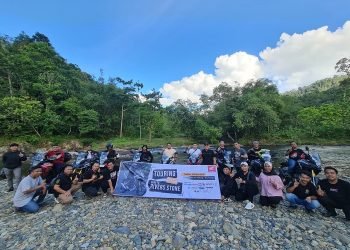 Foto bersama peserta Honda CB150X Touring Road to Stone Creek. (Foto: Sinsen/Ajeng)
