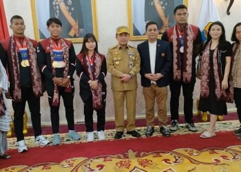 Gubernur Jambi, Al Haris, dan Ketua KONI Provinsi Jambi berfoto besama para atlet asal Jambi yang meraih medali pada SEA Games 2023. (Foto: Pariwara Jambi/Riky)