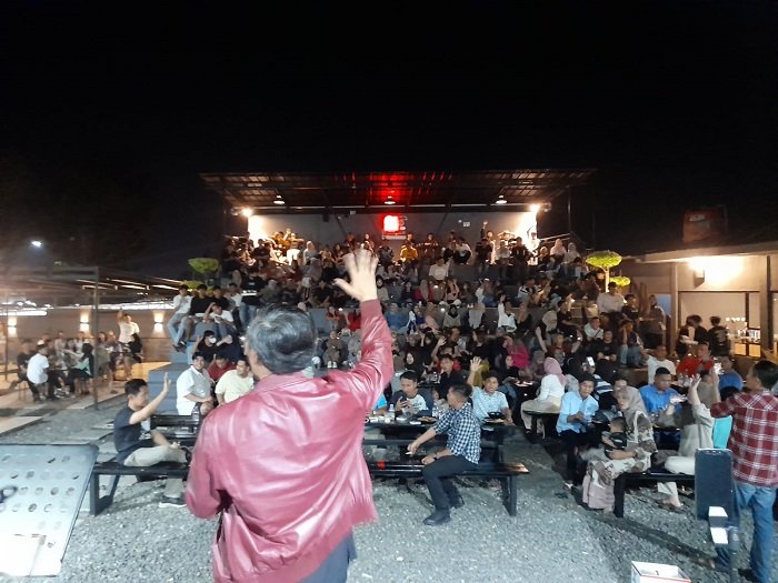 Ketua DPRD Provinsi Jambi, Edi Purwanto, mengunjungi salah satu cafe tongkrongan anak muda di Bungo, Sabtu malam (20/5/2023). (Foto: realitajambi/Haitami)