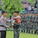Kapolda Jambi menyalami Satgas Yonif Raider 142/KJ. (Foto: Humas Polda Jambi)