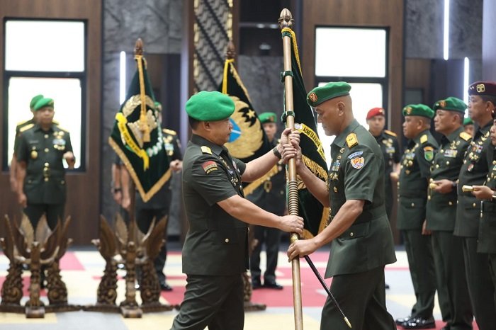 Kasad Jenderal TNI Dr. Dudung Abdurachman memimpin acara serah terima enam jabatan strategis di lingkungan TNI AD di Aula Jenderal Besar A.H. Nasution, Mabesad, Jakarta, Selasa (23/5/2023). (Dok. Dispenad)