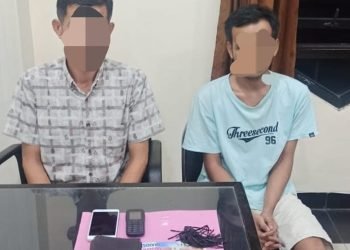 Dua Pelaku Penyalahgunaan Narkoba setelah diamanklan kepolisian. (Dok. realitajambi/Nasution)