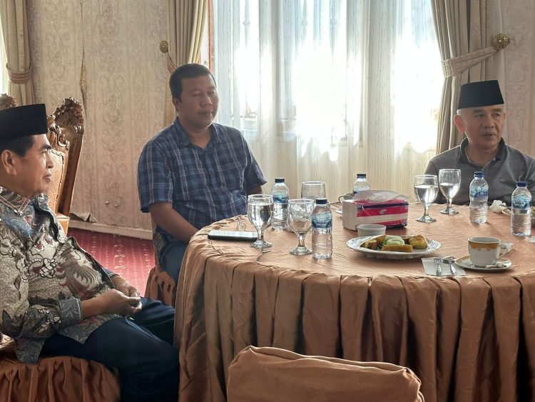 Bupati Romi bersama para tokoh HKK pada pelaksanaan Halal Bihalal HKK Kabupaten Tanjab Timur di Gedung TP PKK Tanjabtim, Rabu (24/05/2023). [Foto: Diskominfo/Agus]