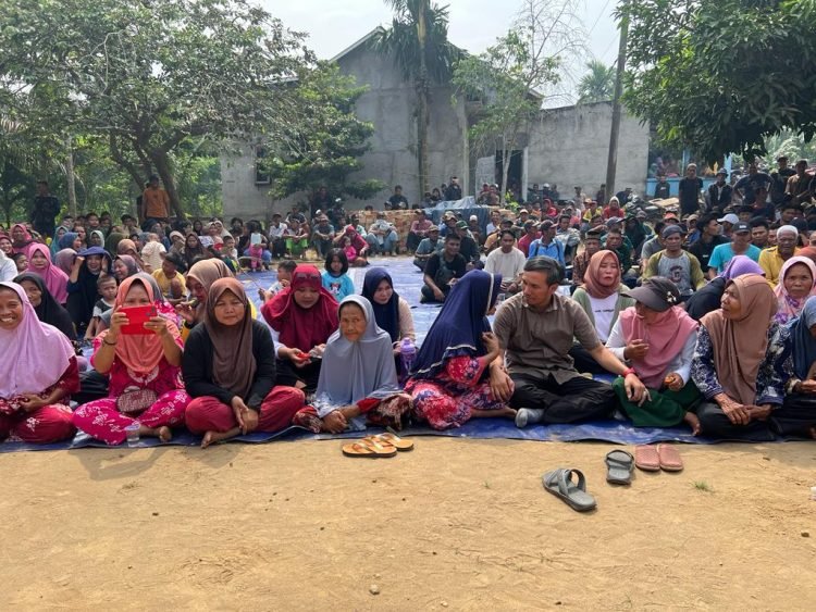 Masyarakat Desa Sungaibungur Kecamatan Kumpeh, Kabupaten Muarojambi, saat pertemuan dengan Ketua DPRD Provinsi Jambi, Edi Purwanto, Sabtu (27/5/2023). (Foto. realitajmabi/Haitami)