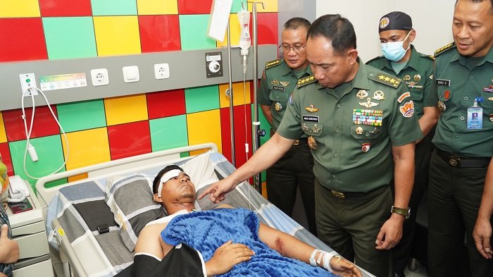 Wakasad Letjen TNI Agus Subiyanto saat menjenguk lima orang kru Helikopter Bell 412 EP di Rumah Sakit Dustira, Selasa (30/5/2023). (Dok. Dispenad)