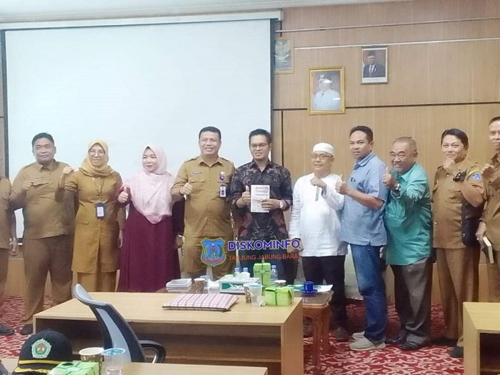 Foto bersama usai kegiatan bedah buku 'Sejarah Tungkal' karya Ebit Mardona di Aula Lt.3 Bappeda, Kuala Tungkal, Selasa (30/05/2023). (Dok. Diskomifo)