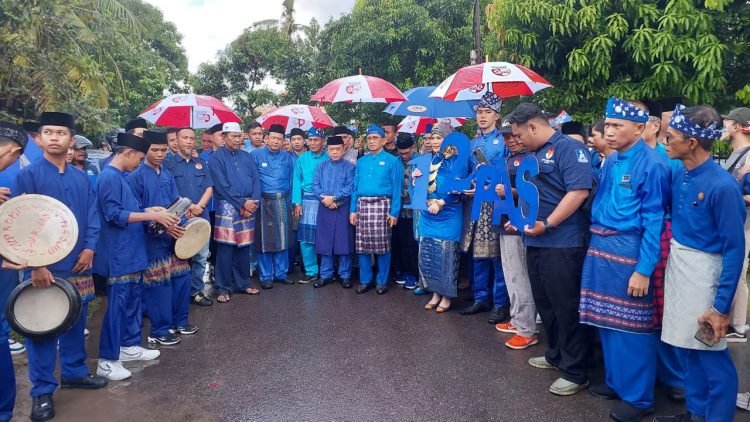 Arak - arakan puluhan kader DPW PAN)Provinsi Jambi yang akan mendaftarkan Bacaleg DPRD Provinsi Jambi di depan Kantor KPU Provinsi Jambi (Dok. realitajambi)