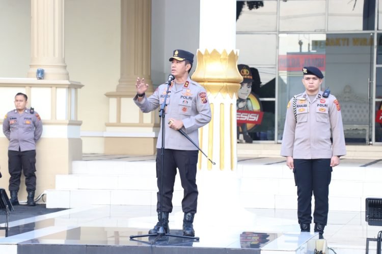 Kapolda Jambi, Irjen Pol. Rusdi Hartono saat pimpin apel pagi di lapangan hitam Mapolda Jambi, Senin (05/06/2023). (Dok. Humas Polda Jambi)