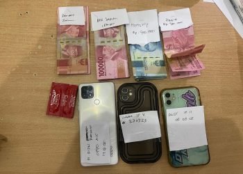 Barang bukti handphone dan uang tunai yang diamankan polisi, Kamis (22/06/2023). (Dok. Humas Polda Jambi)