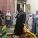 Aiptu Nana Sumarna saat mengajari anak-anak membaca Al-Qur'an di Perumahan Vidya Indah, Kelurahan Lingkar Selatan, Kecamatan Paal Merah, Kota Jambi, Rabu (28/06/2023). [Foto: Humas Polda Jambi]