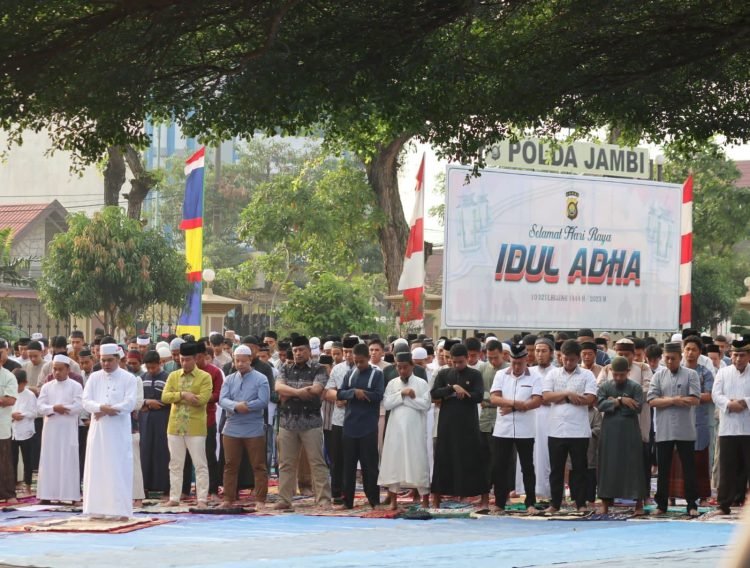 Pelaksanaan sholat Ied di Lapangan Mapolda Jambi, Kamis (29/6/23).(Dok. Humas Polda Jambi)