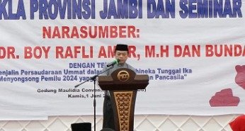 Gubernur pada acara Pelantikan dan Seminar Nasional DPD RKLA Provinsi Jambi, di Gedung Maulidia Convention Center, Pematang Sulur Kota Jambi, Kamis (01/06/2023). (Foto: Diskominfo/Erit)