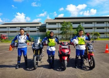 Juara 2 Kelas Sportbike Syahrudi (Kiri), Juara 1 Kelas AT Sri Rahayu Sumarni Ningsih (Tengah) dan Juara 1 Kelas Sportbike Erwin (Kanan). (Dok. Ajeng/Sinsen)