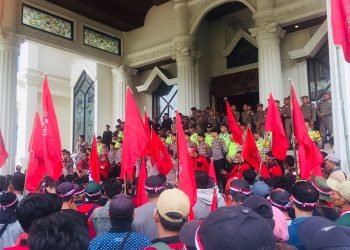 Ratusan petani yang tergabung dalam Kelompok Tani Sejahtera Jaya Bersama (KTSJB) berunjuk rasa di kantor Gubernur Jambi. Kamis (15/06/2023). (Dok. RJ.COM/Haitami)