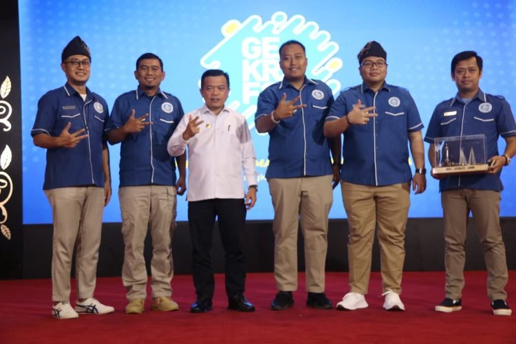 Foto bersama usai acara Pelantikan DPW GEKRAFS Provinsi Jambi di Auditorium Rumah Dinas Gubernur Jambi, Sabtu (17/06/2023) (Foto : Agus Supriyanto -kominfo)
