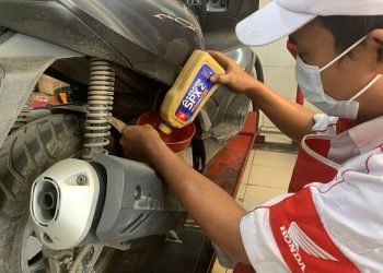 Ilustrasi Mekanik Mengganti Oli Motor Honda. (Dok. Sinsen)