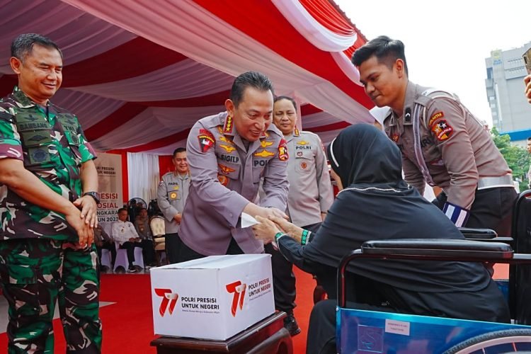 Kapolri Jenderal Listyo Sigit Prabowo saat serhakan bantuan pada masyarakat di Jakarta, Senin (19/06/2023) (Dok. Div Humas Polri)