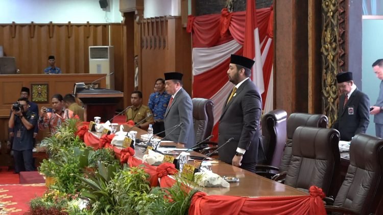 Al Haris saat hadiri Rapat Paripurna pengucapkan sumpah anggota DPRD Jambi PAW di Gedung DPRD Provinsi Jambi pada Senin (19/06/2023). (Foto: RJ.COM/Haitami)