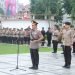 Kapolda saat Pimpin Upacara Pimpin Ziarah Rombongan dan Tabur Bunga di TMP di Taman Makam Pahlawan (TMP), TPU dan Sungai Batanghari, Selasa (27/06/2023). (Dok. Humas Polda Jambi)