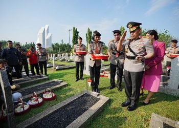 Kapolri dan Jajaran Ziarah ke TMP Kalibata, Jumat (30/06/2023). (Dok. Div Humas Polri)