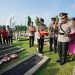 Kapolri dan Jajaran Ziarah ke TMP Kalibata, Jumat (30/06/2023). (Dok. Div Humas Polri)