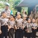 Bripka Heri Prasetyo bersama anak -anak TK di Bumi Damai Indonesia di Dusun Krambil, Gunungkidul (Dok. Humas) 