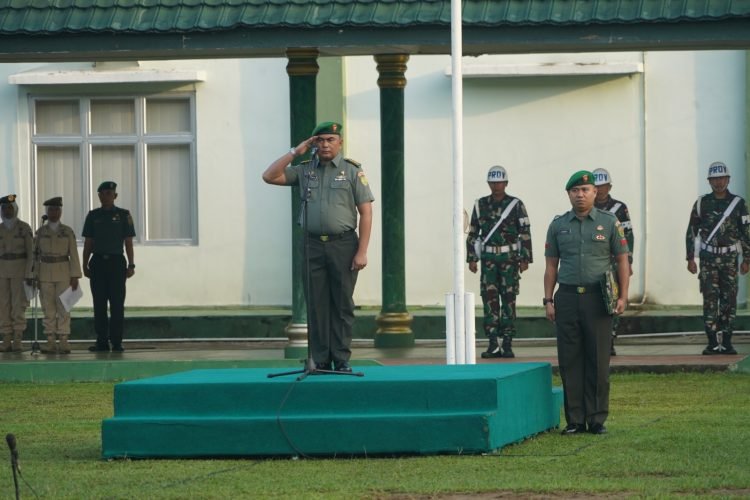 Upacara bendera mingguan di lapangan Upacara Makorem, Danau Sipin Jambi, Senin (03/07/2023).(Dok.Penrem 042/Gapu)