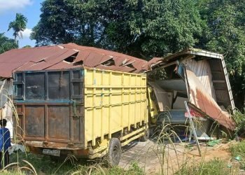 Kondisi Rumah warga yang di tabrak mobil batu bara di simpang Sungai duren, Senin (3/7) (dok. Iwan K)