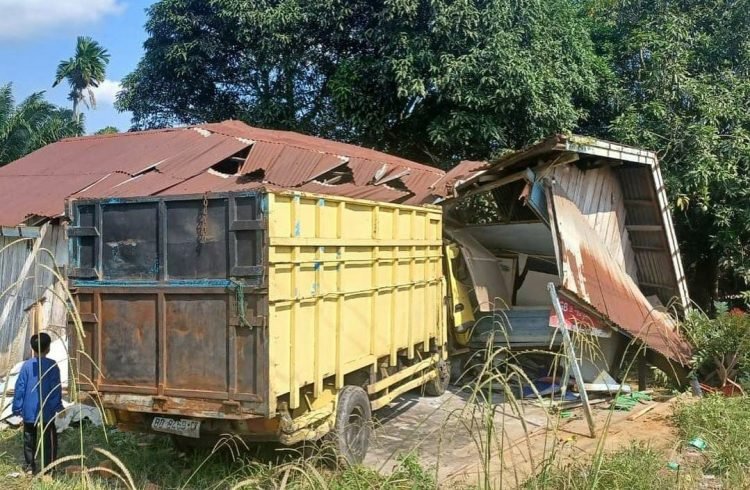 Kondisi Rumah warga yang di tabrak mobil batu bara di simpang Sungai duren, Senin (3/7) (dok. Iwan K)