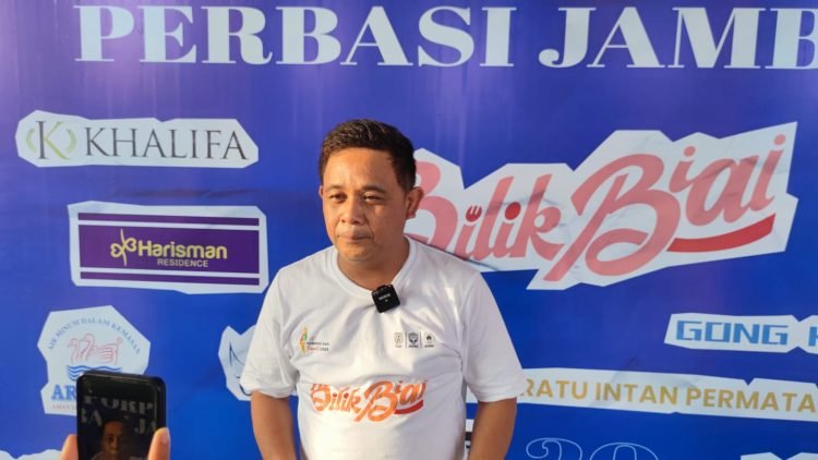 Ketua Umum KONI Provinsi Jambi, Budi Setiawan saat diwawancarai usai Opening Ceremony Porprov ke - XXIII Provinsi Jambi Tahun 2023 GOR Kota Baru, Senin (03/07/2023). (Dok. Realita Jambi/Deni)