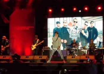 Penampilan Five Minutes pada malam penutupan acara Gebyar Ekonomi Digital dan Literasi Jambi (Gentala Arasi) 2023, di Lapangan Kantor Gubernur Jambi, Minggu (16/07/2023). [Foto: RJ.COM]