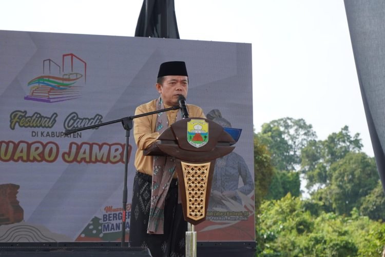 Gubernur saat Pembukaan Festival Candi di Kabupaten Muaro Jambi Tahun 2023,  di Danau Gatal Desa Pematang Jering  Kab. Muaro Jambi, Minggu (30/07/2023). (Dok. Novriansah - Kominfo)