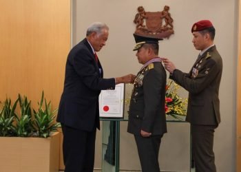 Kasad Jenderal TNI Dr. Dudung Abdurachman saat menerima Penghargaan Militer Kehormatan Singapura di kantor Kementerian Pertahanan Singapura, Kamis (6/7/2023). (Dok.Dispenad)
