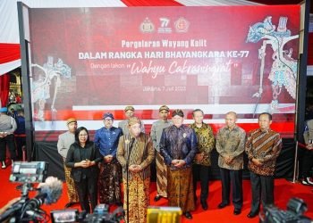 Kapolri saat menghadiri pagelaran Wayang Kulit dengan lakon Wahyu Cakraningrat di Lapangan Bhayangkara, Jakarta Selatan, Jumat, (7/7/23). (Dok. Div Humas Polri)