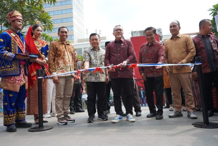 Mendag Zulhas saat mmembuka acara Satu Hari Bersama Jambni di Anjungan Mall Sarinah Jakarta pada Sabtu (08/07/2023). (Foto : Novriansyah - Kominfo)
