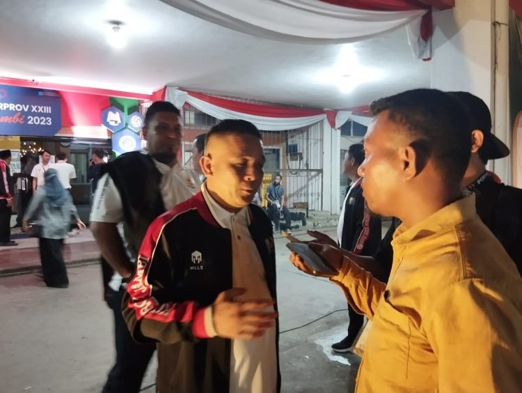 Ketua KONI Provinsi Jambi, Budi Setiawan, saat diwawancarai oleh media di Stadion Tri Lomba Juang Jambi, Senin (10/7/2023). [Foto: RJ.COM]