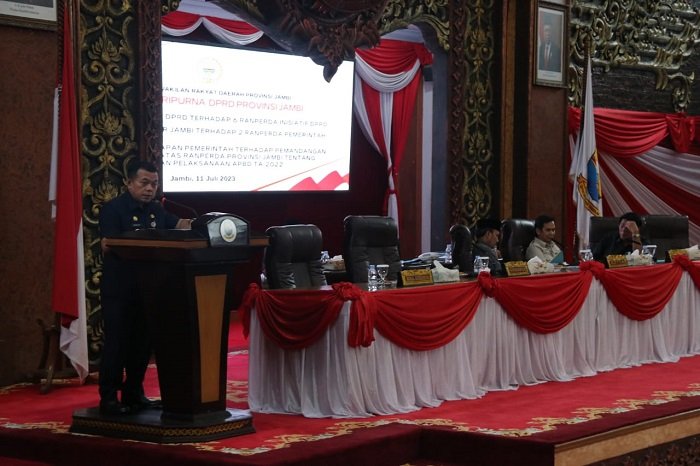 Gubernur Jambi, Al Haris pada Sidang Paripurna DPRD Provinsi Jambi di Ruang Utama Gedung DPRD Provinsi Jambi, Selasa (11/07/2023). (Dok. Agus - Kominfo)